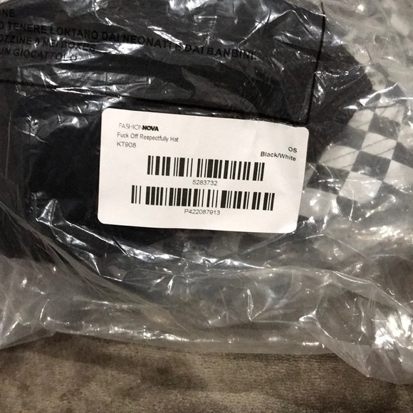 Fashion Nova ✦ Trucker Hat ✦ Black/White Snapback w/ Graphic Embroidery OS NWT - Picture 6 of 8